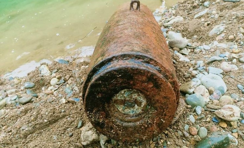 Quả bom "khủng" được người dân phát hiện tại bờ sông Cha Lỳ.