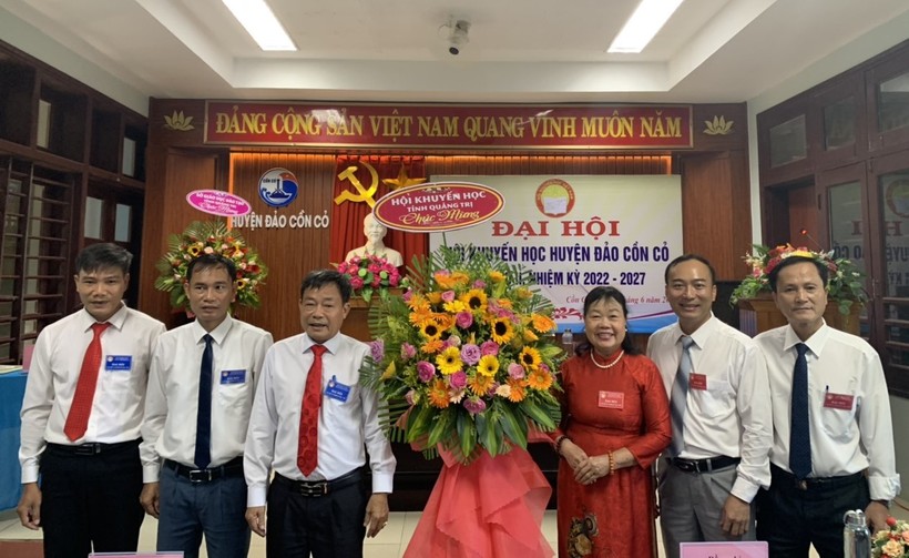 Lãnh đạo Hội Khuyến học tỉnh Quảng Trị tặng hoa chúc mừng đại hội.