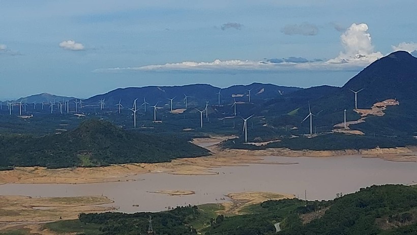 Cánh đồng điện gió ở huyện miền núi Hướng Hóa, tỉnh Quảng Trị.