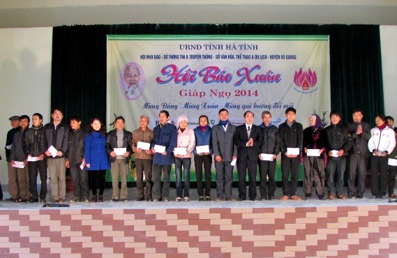 Hà Tĩnh:  Hội Báo Xuân 2014 và quà tết cho học sinh Vũ Quang