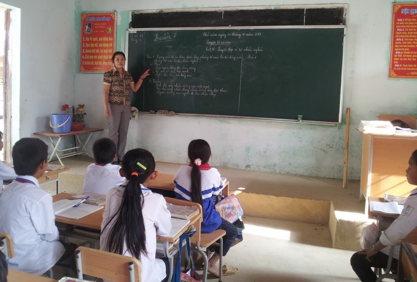 Cô Phạm Thị Xuân và các em học sinh trong giờ học tiếng Việt