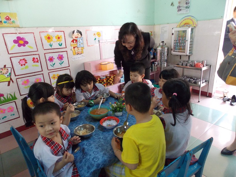 Thứ trưởng Nguyễn Thị Nghĩa kiểm tra bữa ăn trưa của các cháu tại trường MN tư thục Ánh Dương.