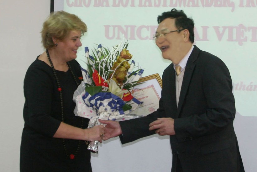 Trưởng đại diện UNICEF tại Việt Nam nhận Kỷ niệm chương Vì sự nghiệp Giáo dục
