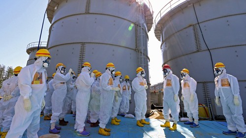 Các chuyên gia kiểm tra tại khu vực nhiễm xạ ở thị trấn Okuma, tỉnh Fukushima. Ảnh: AFP