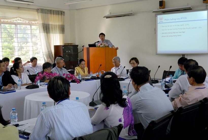 PGS.TS Ngô Anh Tuấn – Viện trưởng Viện Sư phạm kỹ thuật HCMUTE trình bày tại hội thảo