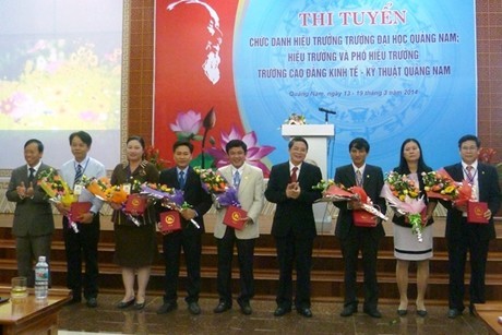 Bí thư tỉnh ủy Nguyễn Đức Hải tặng hoa cho các ứng viên