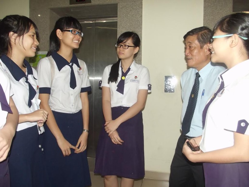 Ông Nguyễn Tiến Đạt – Phó Giám đốc Sở GD&ĐT trao đổi với học sinh lúc giải lao tại buổi đối thoại