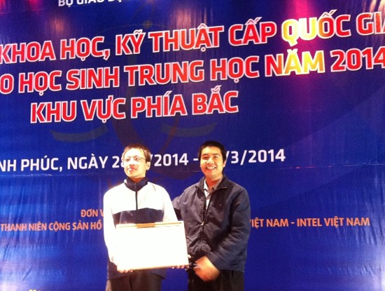 Nguyễn Tiến Mạnh trường THPT chuyên Hà Tĩnh được Viện trưởng Viện Nghiên cứu Công nghệ FPT trao tặng gói học bổng toàn phần trị giá 260 triệu.