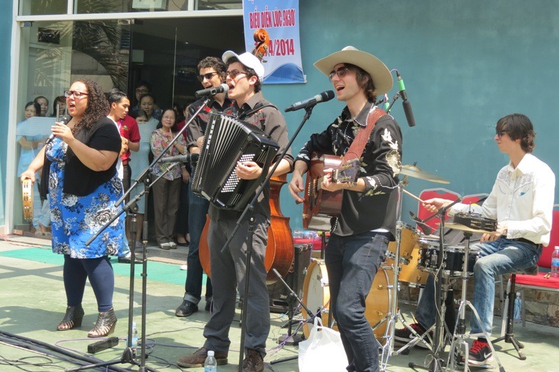 Ban nhạc The Amigos biểu diễn phục vụ bệnh nhân tại tiền sảnh Khoa mắt Bệnh viện Trung ương Huế