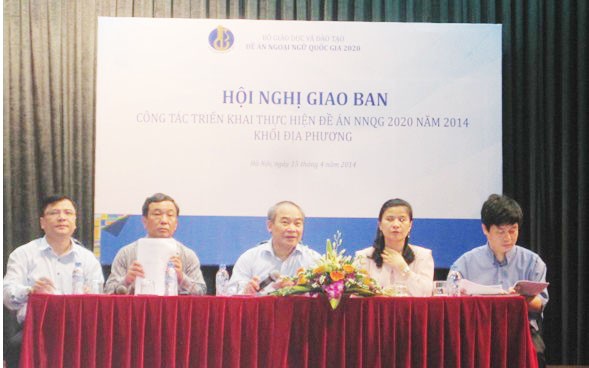 Thứ trưởng Nguyễn Vinh Hiển cùng đại diện các Vụ, Cục chức năng (Bộ GD&ĐT) lắng nghe ý kiến từ địa phương, cơ sở giáo dục