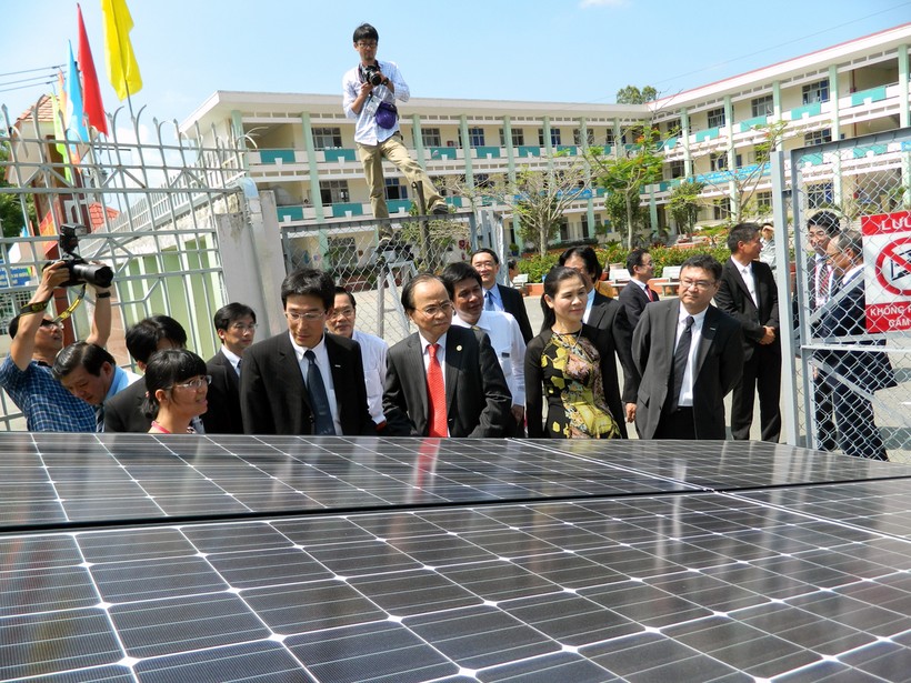 Ông Lê Mạnh Hà - Phó Chủ tịch UBND TPHCM cùng đại diện Tập đoàn AEON, đại diện Sở GD&ĐT TPHCM kiểm tra điểm lắp đặt các tấm pin năng lượng mặt trời