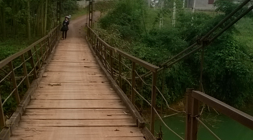  Cầu treo Bến Sắn, thôn Cao Sơn, xã Cao Thịnh, huyện miền núi Ngọc Lặc được xây dựng từ năm 1982. Ảnh: Nguyễn Quỳnh