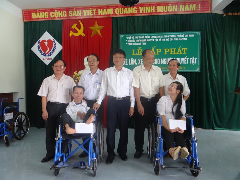 Đại diện Quỹ Lawrence S. Ting và Hội bảo trợ người khuyết tật và trẻ mồ côi tỉnh Hà Tĩnh trao xe lăn, xe lắc