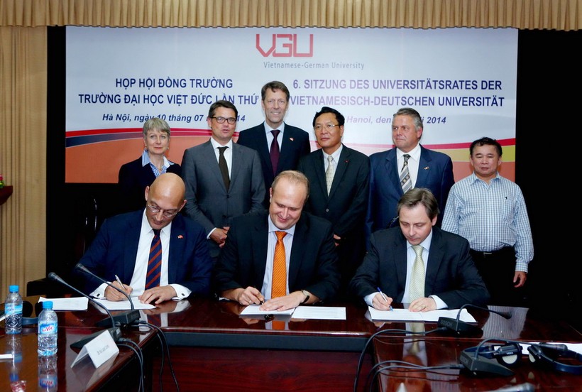 Lễ ký hợp tác của VGU với đối tác có sự chứng kiến của Bộ trưởng Bộ GD&ĐT Phạm Vũ Luận