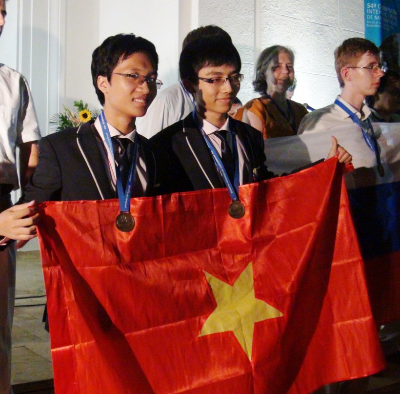 Phạm Tuấn Huy (trái ) nhận HCV tại cuộc thi Olimpic toán học quốc tế tại Colompia năm 2013
