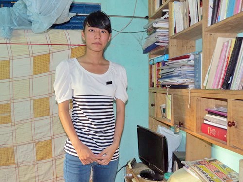 Tân sinh viên Hải Linh bên góc học tập của mình