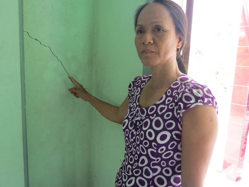 Ngôi nhà kiên cố của gia đình chị Thái Thị Diệp ở thôn Điền Lộc xảy ra hiện tượng nứt nẻ kể từ khi nhà máy nổ mìn đánh đá