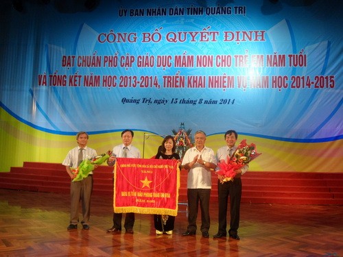  Đồng chí Phạm Đức Châu, Trưởng Đoàn Đại biểu Quốc hội trao Cờ thi đua của Thủ tướng Chính phủ cho Sở Quảng Trị.