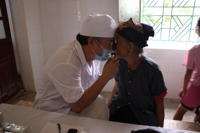Bác sỹ đang khám bệnh cho các gia đình chính sách tại huyện Hậu Lộc, Thanh Hoá.
