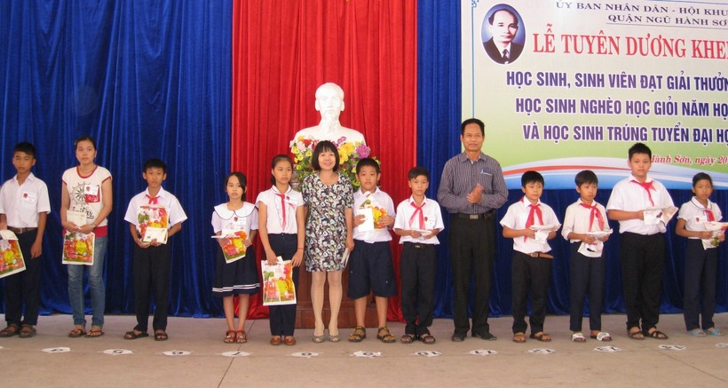 Đại diện báo Giáo dục và Thời đại trao quà cho học sinh đạt giải thưởng Lê Văn Hiến.