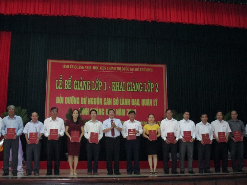  Đ/c Nguyễn Đức Hải trao giấy chứng nhận cho học viên kết thúc khóa I