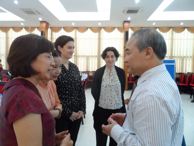 Thứ trưởng Nguyễn Vinh Hiển trao đổi với các đại biểu trong giờ nghỉ giải lao