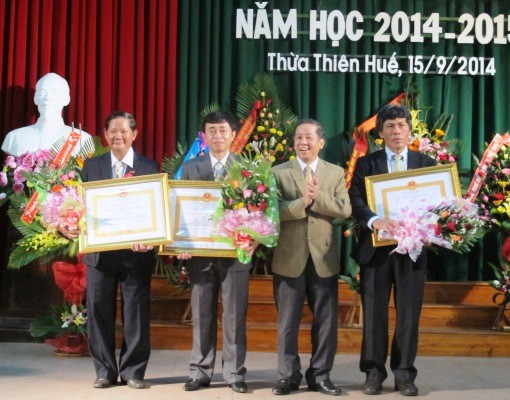 Phó Chủ tịch UBND tỉnh Phan Ngọc Thọ trao Huân chương lao động hạng Nhì và hạng Ba cho các cá nhân