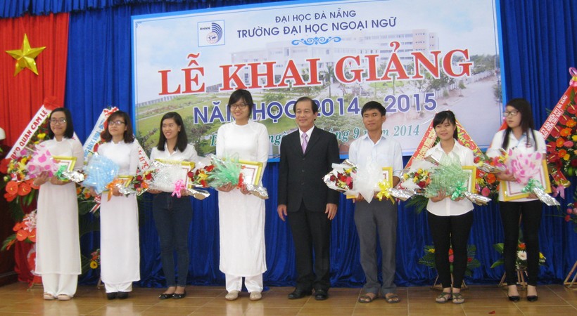 PGS.TS Phan Văn Hòa – Hiệu trưởng Trường ĐH Ngoại ngữ (ĐH Đà Nẵng) trao tặng giấy khen và phần thưởng cho sinh viên có thành tích học tập và rèn luyện xuất sắc.