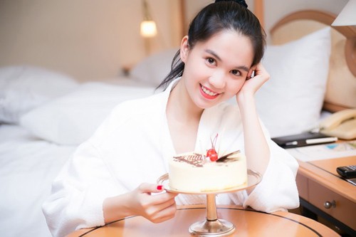 Ngọc Trinh đón sinh nhật giản dị ở khách sạn.
