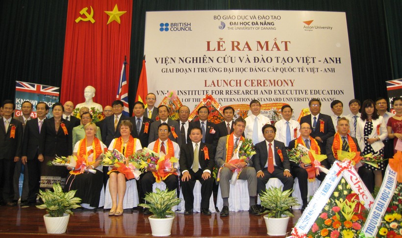  Vinh danh các tổ chức, cá nhân hỗ trợ phát triển dự án thành lập Trường ĐH quốc tế Việt – Anh.