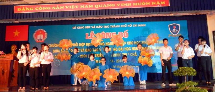 Tiết mục văn nghệ chào mừng buổi lễ của SV Trường ĐH Nguyễn Tất Thành