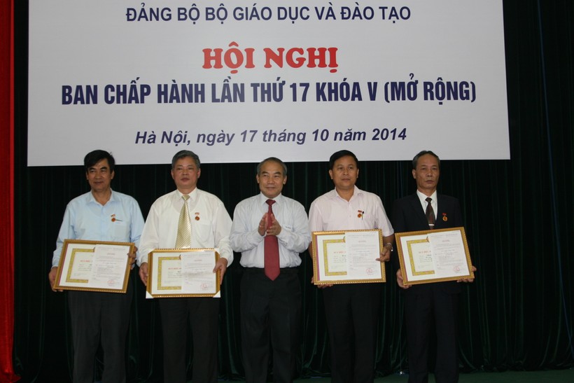   Thứ trưởng Nguyễn Vinh Hiển, Bí thư Đảng ủy Bộ, trao huy hiệu 40 năm, 30 năm tuổi Đảng cho các đồng chí đảng viên