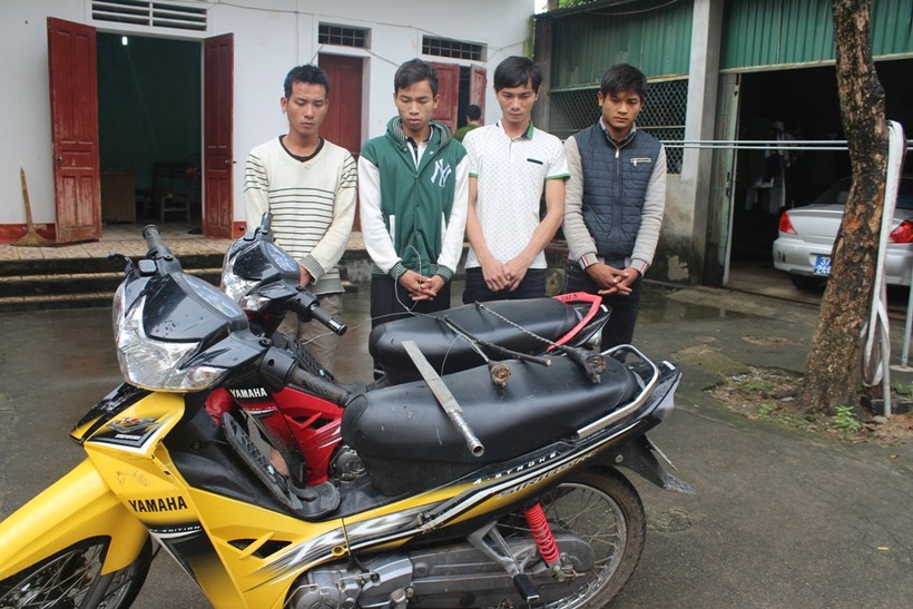 Nhóm “cẩu tặc” cùng tang vật tại cơ quan điều tra công an huyện Thanh Chương, Nghệ An