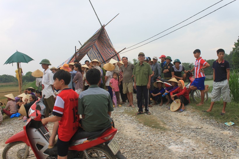 Người dân dựng lều lán trước cổng trang trại nuôi heo xã Yên Tâm, huyện Yên Định (Thanh Hóa) để yêu cầu di dời trang trại- Ảnh: Nguyễn Quỳnh