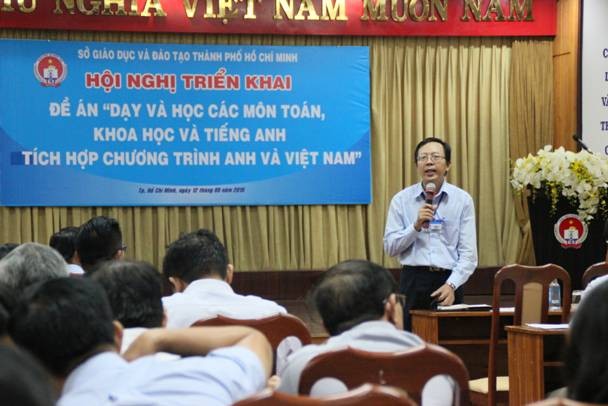Ông Phạm Ngọc Tiến - Phó Phòng GD Trung học Sở GD&ĐT TPHCM - chia sẻ với đại diện các trường về chương trình tiếng Anh tích hợp.
