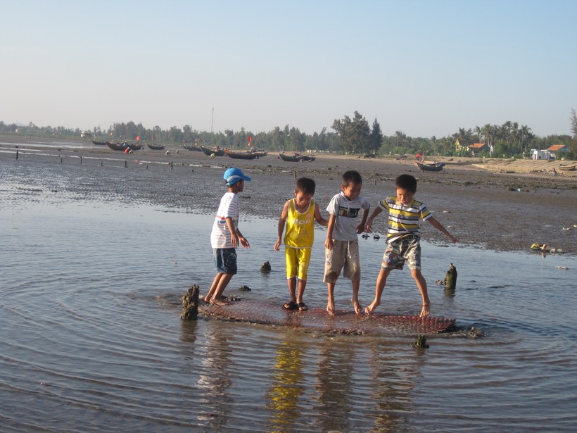 Trẻ em khi ra biển, hoặc sông, hồ đi chơi, cần có sự giám sát của người lớn