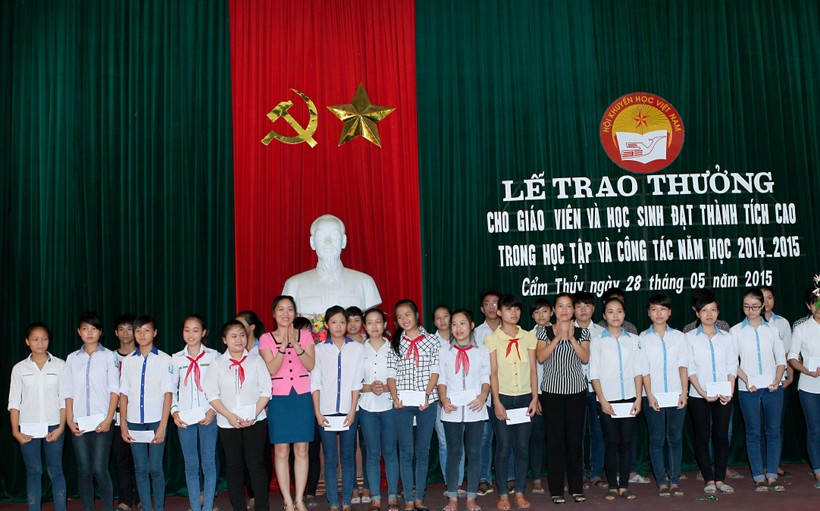 Trao thưởng cho các em học sinh giỏi năm học 2014-2015. Ảnh: Nguyễn Quỳnh