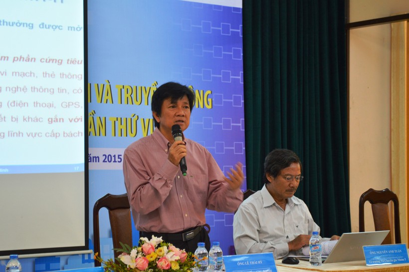 Ông Lê Thái Hỷ trình bày những điểm chính của giải thưởng tại buổi họp báo
