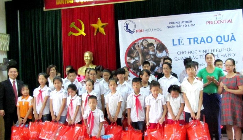 Prudential trao quà cho học sinh nghèo Hà Nội