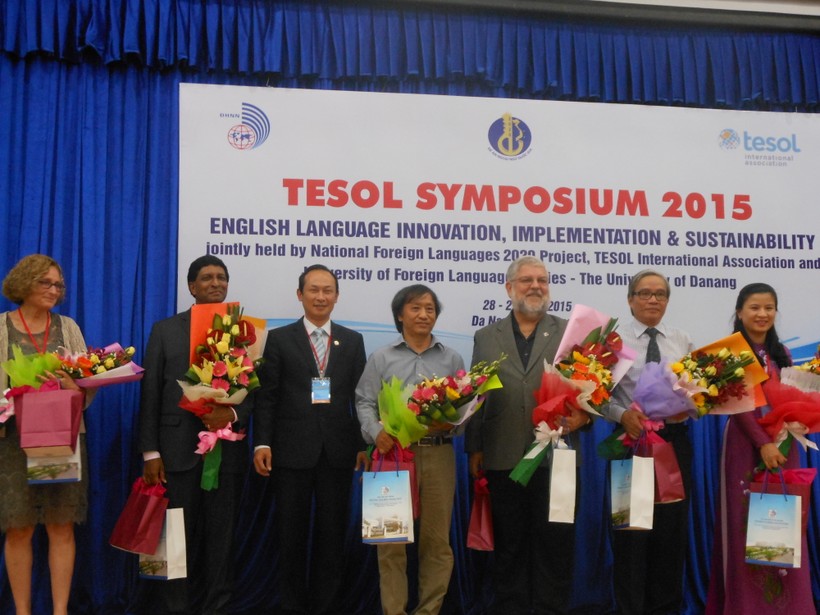 TS Trần Hữu Phúc – Hiệu trưởng trường ĐH Ngoại ngữ - tặng hoa và quà lưu niệm cho các chuyên gia tham dự hội thảo.