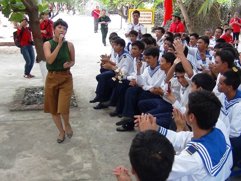 Ca sĩ Thanh Thúy hát ca khúc “Gần lắm Trường Sa” ở đảo Sơn Ca, ảnh Mai Thắng