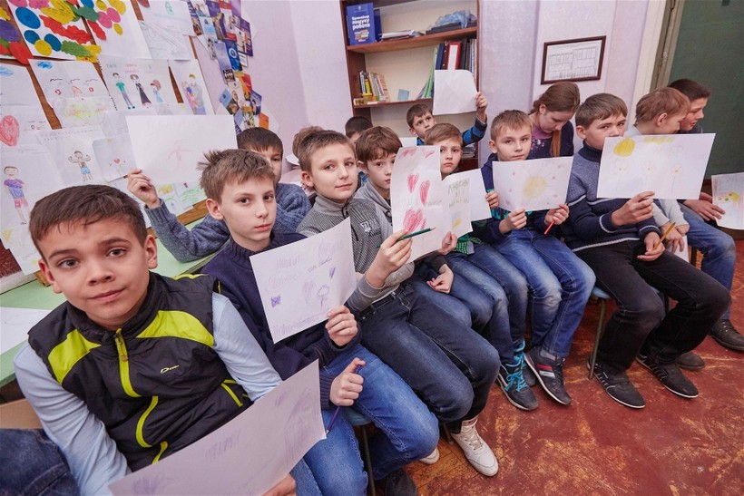 Trẻ em Ukraine kể những câu chuyện chiến tranh qua tranh vẽ