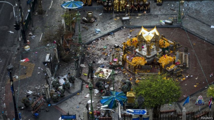 Khung cảnh tan hoang tại đền Erawan sau vụ đánh bom
