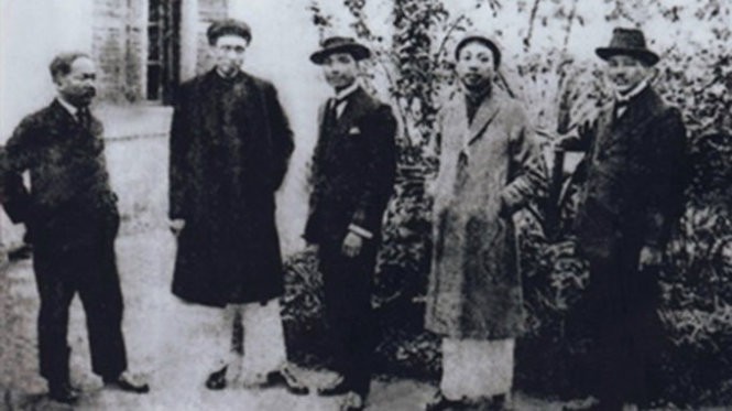 Từ phải sang trái: Nguyễn Văn Vĩnh, Nguyễn Văn Tố, Phạm Duy Tốn, Phạm Quỳnh và doanh nhân Bùi Duy Thành - Ảnh tư liệu