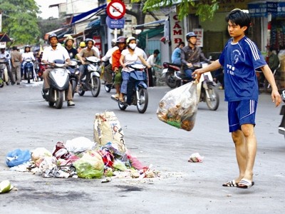 Vứt rác bừa bãi trở thành thói quen của không ít người dân ở ngay những thành phố lớn
