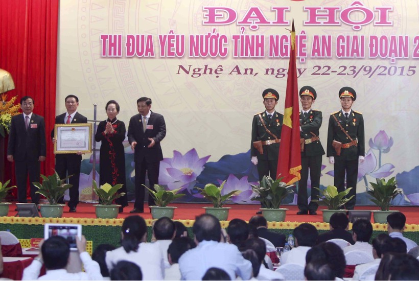 Phó Chủ tịch nước Nguyễn Thị Doan trao Huân chương Lao động hạng Nhất cho Đảng bộ và nhân dân tỉnh Nghệ An