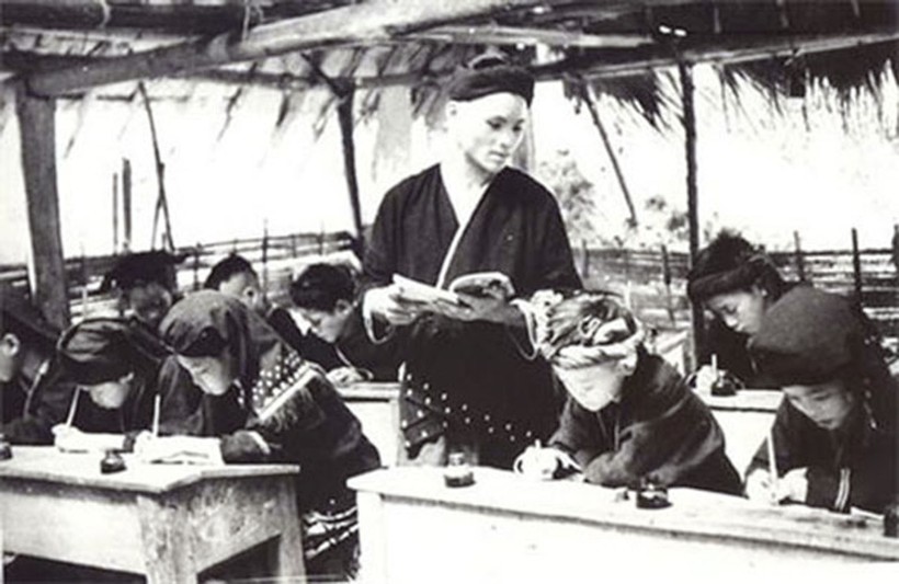 Hình ảnh thầy giáo người Dao giảng dạy trong lớp học Bình dân học vụ, xóa mù chữ cho các học trò tại Đà Bắc (Hòa Bình) sau khi nước ta giành dộc lập năm 1945