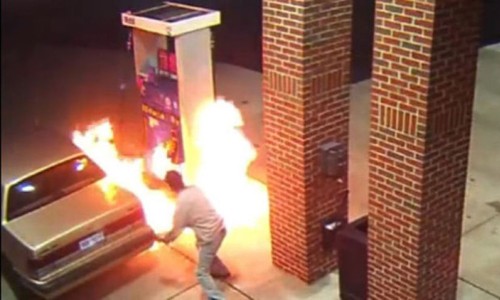 Ngọn lửa bùng lên ở cột bơm xăng và ôtô, khi người khách đốt con nhện. Ảnh:Fox2