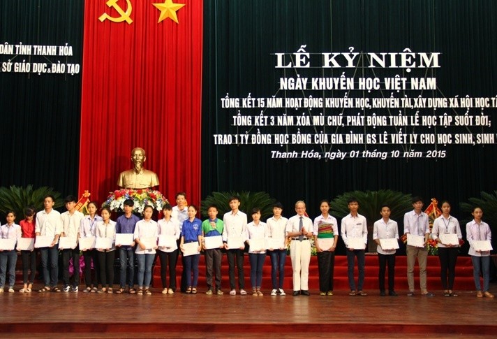 Giáo sư Lê Viết Ly đã trao tặng học bổng cho học sinh, sinh viên nghèo có thành tích xuất sắc trong học tập.
