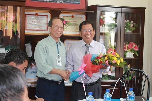 GS. TS. Đào Văn Lượng tặng hoa chúc mừng TS. Cao Hào Thi khi về trường nhận chức Phó Hiệu trưởng năm 2013.